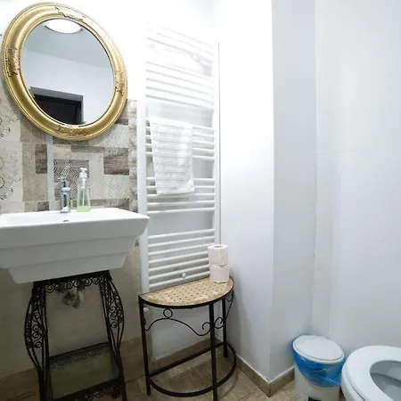 Central Studio Apartment *